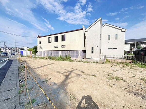 まだ更地ですが、現地で広さのご体感ができます。図面と合わせてご説明しますので、お気軽にお問い合わせください。（2026年7月撮影）