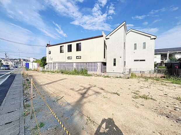 まだ更地ですが、現地で広さのご体感ができます。図面と合わせてご説明しますので、お気軽にお問い合わせください。(2026年7月撮影)