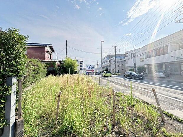 まだ更地ですが、現地で広さのご体感ができます。図面と合わせてご説明しますので、お気軽にお問い合わせください。(2026年7月撮影)