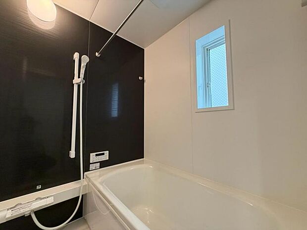 1日の疲れを癒してくれる広々とした浴室は癒しの空間。