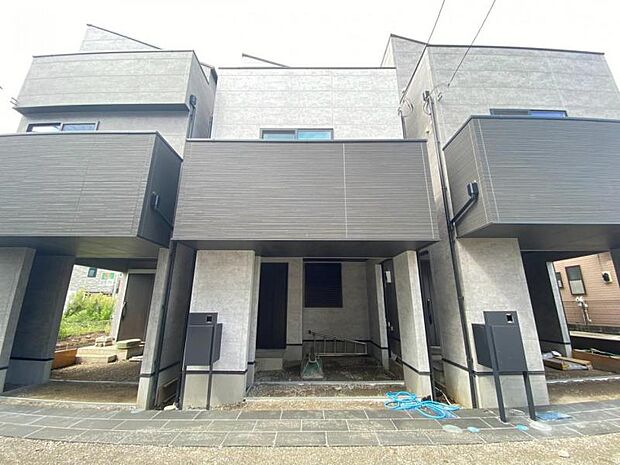 素材の持つ独特な存在感により「永く住み続ける住まい」にふさわしい住宅が完成しました。(2026年9月撮影)