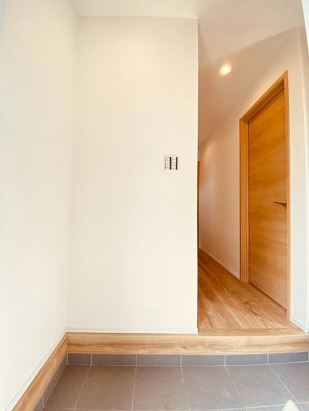 上質感漂う玄関と廊下。居住者の帰り、訪れる方を優しく迎える・安らぎに満ちた生活空間を予感させてくれます。(2026年9月撮影)