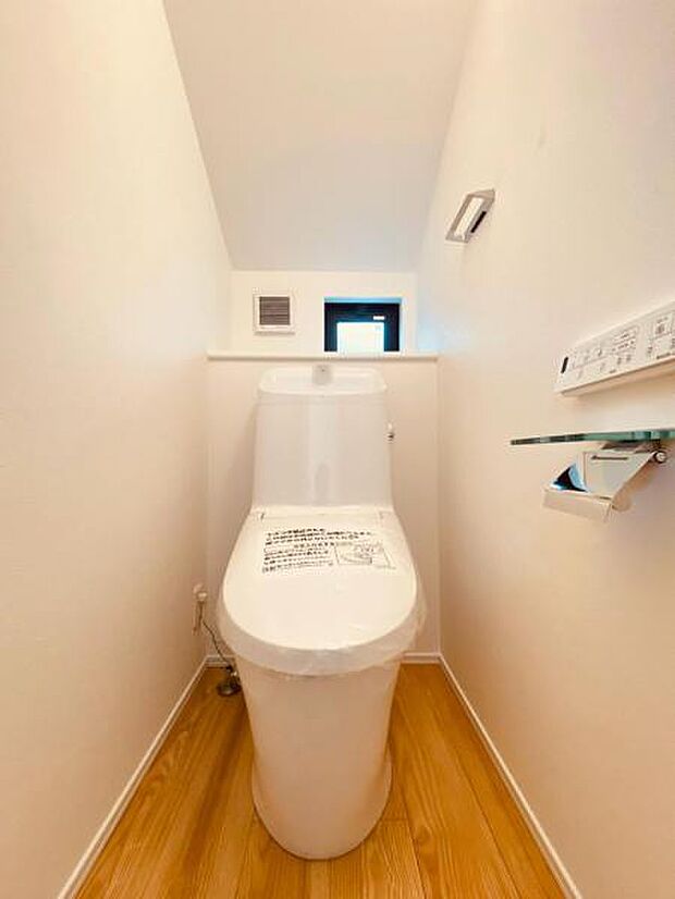 換気と明るさに配慮した、清潔感のあふれるトイレです。落ち着いた空間で安らぎのひとときをお過ごしいただけます。(2026年9月撮影)