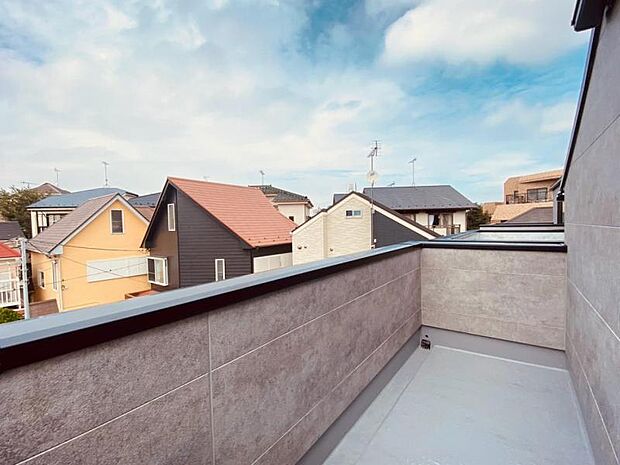 風の通り道。舞い込んでくる風が優しく躍り、室内に爽やかな空気を運んできます。(2026年9月撮影)