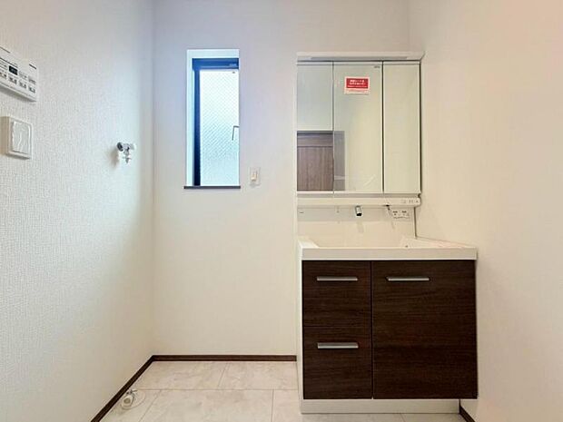 石鹸や洗顔剤、シャンプー、歯ブラシ、歯磨きなどを収納できる三面鏡のシャンプードレッサー。