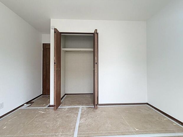各居室にクローゼットがあり、洋服ダンスなどを置く必要がないのでお部屋を広く使えます。(2026年7月撮影)