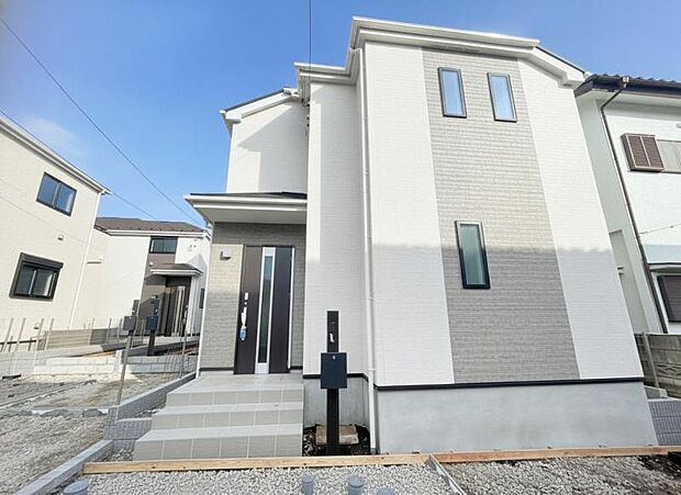 街に溶けこみ美しい景観を生み出すこの邸宅は、採光や風通しまで考え抜いて造りあげました。（2026年8月撮影）