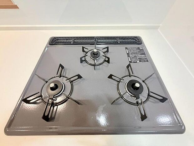 料理の幅を拡げてくれる三口コンロの使いやすいシステムキッチンを採用。