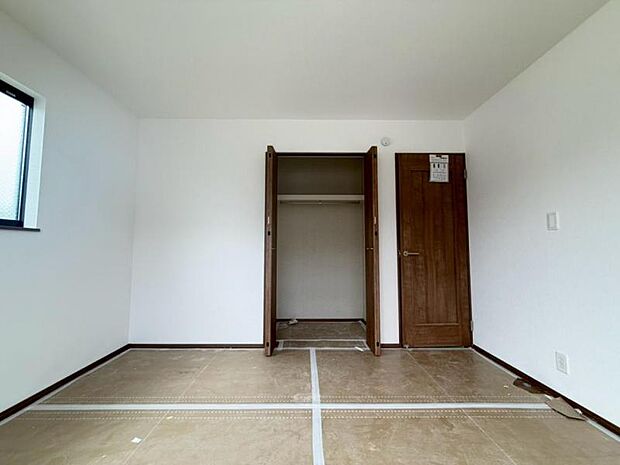 各居室にクローゼットがあり、洋服ダンスなどを置く必要がないのでお部屋を広く使えます。(2026年7月撮影)