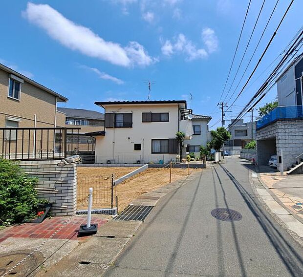 前面道路4.12mです。毎日のお車の出し入れもストレスなく行えます。(2026.5.15撮影)