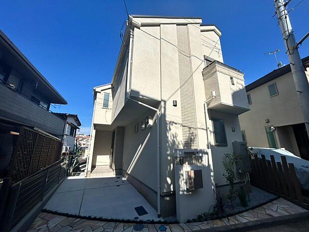 街に溶けこみ美しい景観を生み出すこの邸宅は、採光や風通しまで考え抜いて造りあげました。