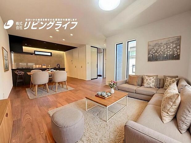 【配置してある家具はCGによるイメージです】くつろげるリビングは話に夢中になりすぎて、時間を忘れてしまう。そんな束の間の幸せを感じられる空間です。