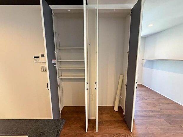 空間を効率的に利用し収納スペースを確保。多目的にお使いいただける便利な空間です。