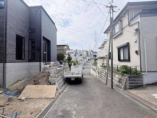 前面道路は約4.5mございます。毎日のお車の出し入れもストレスなく行えます。(2026年8月撮影)