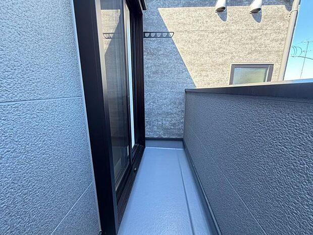 風の通り道。舞い込んでくる風が優しく躍り、室内に爽やかな空気を運んできます。