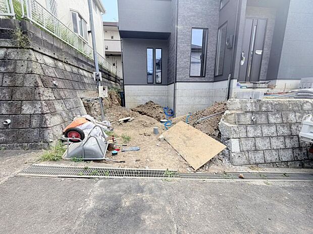 建物につながる駐車スペース。重いものの、荷物の出し入れも安心です。(2026年8月撮影)