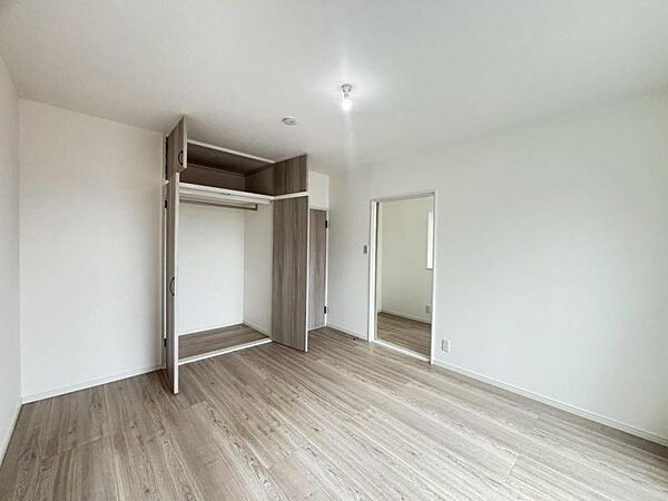 日々の疲れを癒してくれる主寝室。自由度が高いので家具のレイアウトでお好みの空間を創りだせます。
