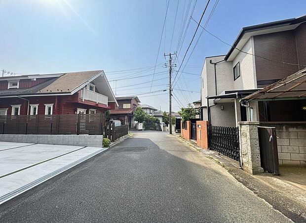 お住まいの前を通るのはご近所さんだけなので、静かな住環境でお過ごし頂けます。(2026年8月撮影)