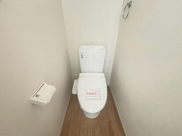 清潔感溢れるトイレ。落ち着いた空間で安らぎのひとときをお過ごしいただけます。