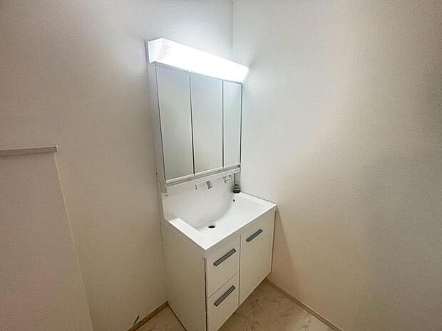 三面鏡の付いた洗面化粧台は、鏡面裏側にも機能的な収納を配置。普段使いの洗面小物やスキンケア用品などが衛生的に保管できます。