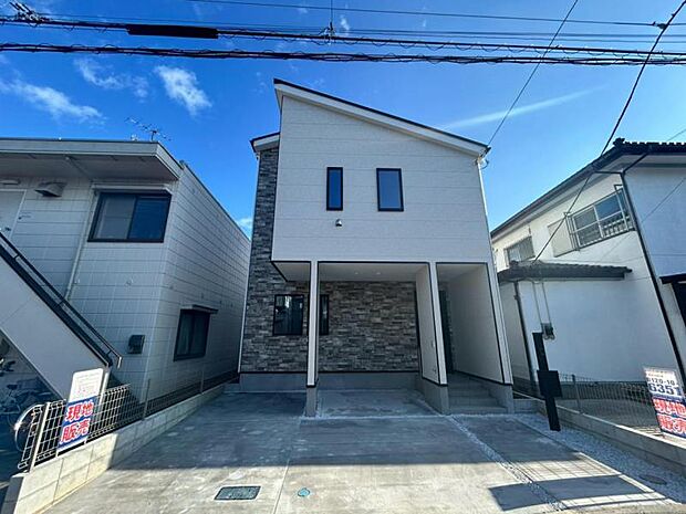 街に溶けこみ美しい景観を生み出すこの邸宅は、採光や風通しまで考え抜いて造りあげました。