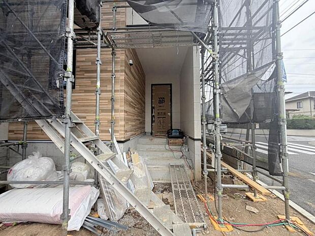 【凛】とした落ち着いたたたずまいのあなただけのお住まい。お友達などが遊びに来た時も自慢をしたくなる邸宅を創り出す外観デザインです。(2026年8月撮影)