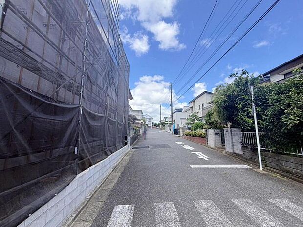 現地の状態をご覧いただくことで、隣接した環境をしっかりとご確認いただけます。(2026年8月撮影)