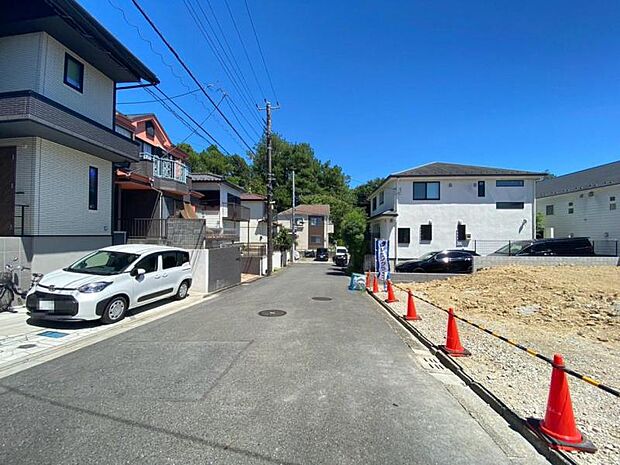 前面道路は約6.4mございます。毎日のお車の出し入れもストレスなく行えます。(2026年8月撮影)
