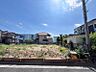 外観：完成前の状態をご覧頂くことで、隣接した環境をしっかりとご確認頂けます。（2026年8月撮影）