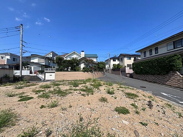 更地の状態をご覧頂くことで、隣接した環境をしっかりとご確認頂けます。(2026年8月撮影)