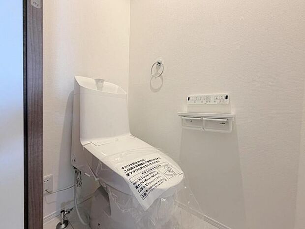 ウォシュレット付きのトイレ。落ち着いた空間で安らぎのひとときをお過ごしいただけます。