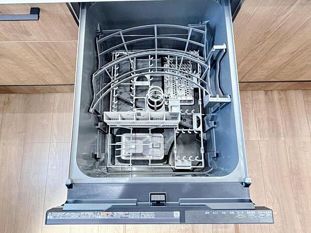 食器洗浄乾燥機を標準装備。作動中は他の家事を並行して進めることができ、家事の時短と負担軽減につながります。高温、高圧水流で洗浄するため、除菌・消臭効果が期待でき、衛生面での安心感が高まります。また、手