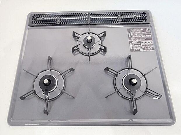 料理の幅を拡げてくれる三口コンロの使いやすいシステムキッチンを採用。