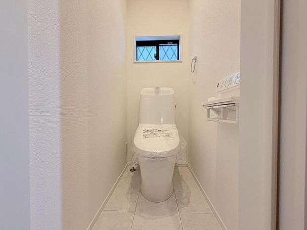 ウォシュレット付きのトイレ。落ち着いた空間で安らぎのひとときをお過ごしいただけます。