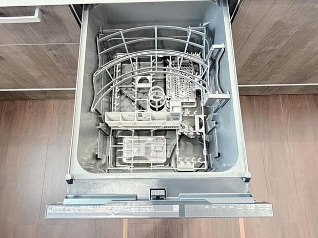 食器洗浄乾燥機を標準装備。作動中は他の家事を並行して進めることができ、家事の時短と負担軽減につながります。高温、高圧水流で洗浄するため、除菌・消臭効果が期待でき、衛生面での安心感が高まります。また、手