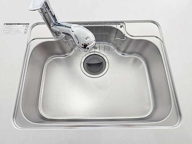 清潔感のある広々としたシンクです。スポンジや洗剤を置くスペースも用意されているので、片付いたシンクを実現できそうですね。