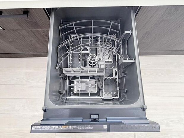 食器洗浄乾燥機を標準装備。作動中は他の家事を並行して進めることができ、家事の時短と負担軽減につながります。高温、高圧水流で洗浄するため、除菌・消臭効果が期待でき、衛生面での安心感が高まります。また、手