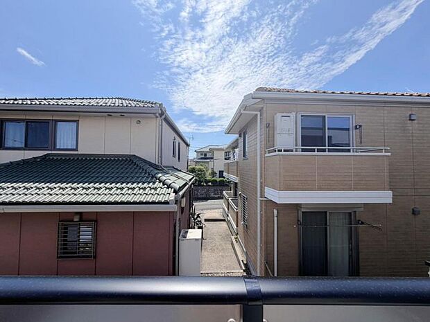 風の通り道。舞い込んでくる風が優しく躍り、室内に爽やかな空気を運んできます。