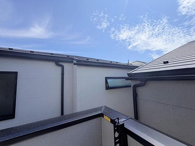 風の通り道。舞い込んでくる風が優しく躍り、室内に爽やかな空気を運んできます。