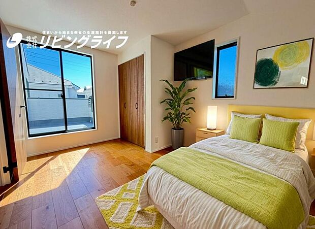 【配置してある家具はCGによるイメージです】大きな窓からたっぷりと陽光が注がれる明るい空間。リビングで楽しく過ごした後はプライベートな時間を満喫できます。