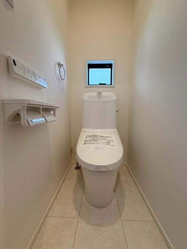 ウォシュレット付きのトイレ。落ち着いた空間で安らぎのひとときをお過ごしいただけます。