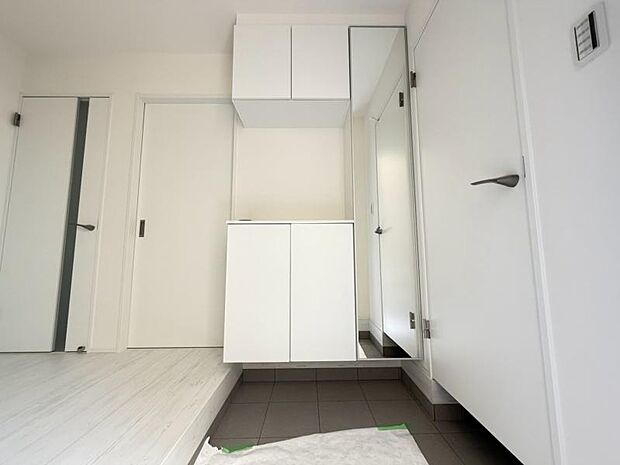 お住まいの顔となる玄関。安らぎに満ちた生活空間を予感させてくれます。(2026年10月撮影)