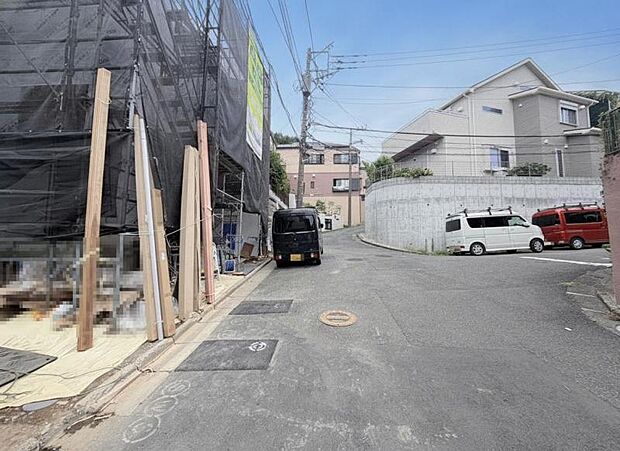 前面道路は約6.5mございますので、毎日のお車の出し入れもストレスなく行えます。(2026年8月撮影)