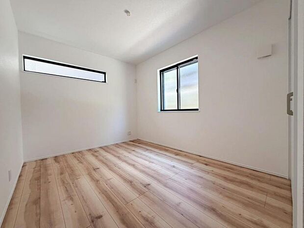 住まう方自身でカスタマイズして頂けるように「シンプル」にデザインされた室内。自由度が高いので家具やレイアウトでお好みの空間を創り上げられます。(2026年10月撮影)