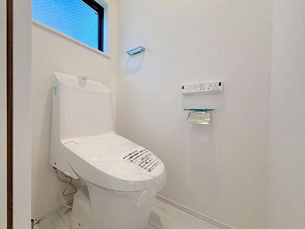 換気と明るさに配慮した、清潔感のあふれるトイレです。落ち着いた空間で安らぎのひとときをお過ごしいただけます。(2026年10月撮影)