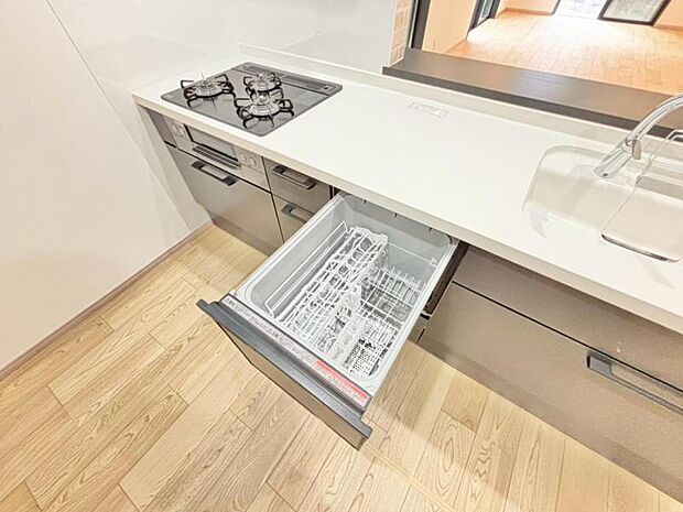 ■食洗器■　食器洗浄乾燥機を標準装備。作動中は他の家事を並行して進めることができ、家事の時短と負担軽減につながります。高温、高圧水流で洗浄するため、除菌・消臭効果が期待でき、衛生面での安心感が高まりま