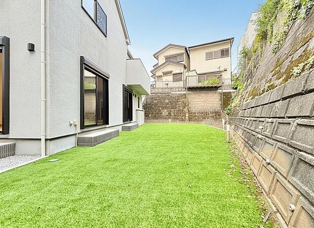 ■庭■　毎日の暮らしに癒しを与えてくれるお庭スペース。お子様やペットの遊び場など、さまざまな用途で楽しめるお庭付きです。