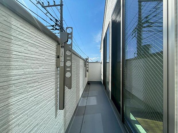 太陽の光と共存するライトカラーのバルコニー。2部屋をまたぐ広さは、梅雨時の貴重な晴れの日もまとめて干せる程の余裕があります。