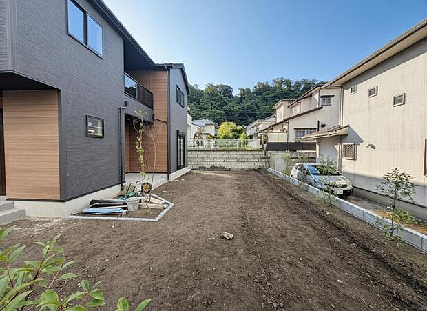 広いお庭で植栽やガーデニングなど、いろいろとお楽しみ頂けます。