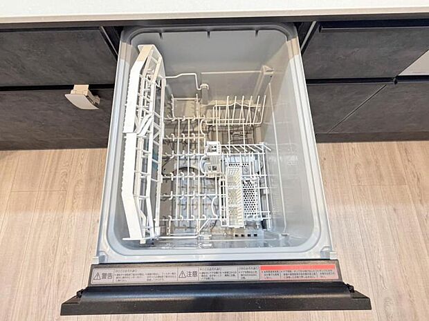 食器洗浄乾燥機を標準装備。作動中は他の家事を並行して進めることができ、家事の時短と負担軽減につながります。高温、高圧水流で洗浄するため、除菌・消臭効果が期待でき、衛生面での安心感が高まります。また、手